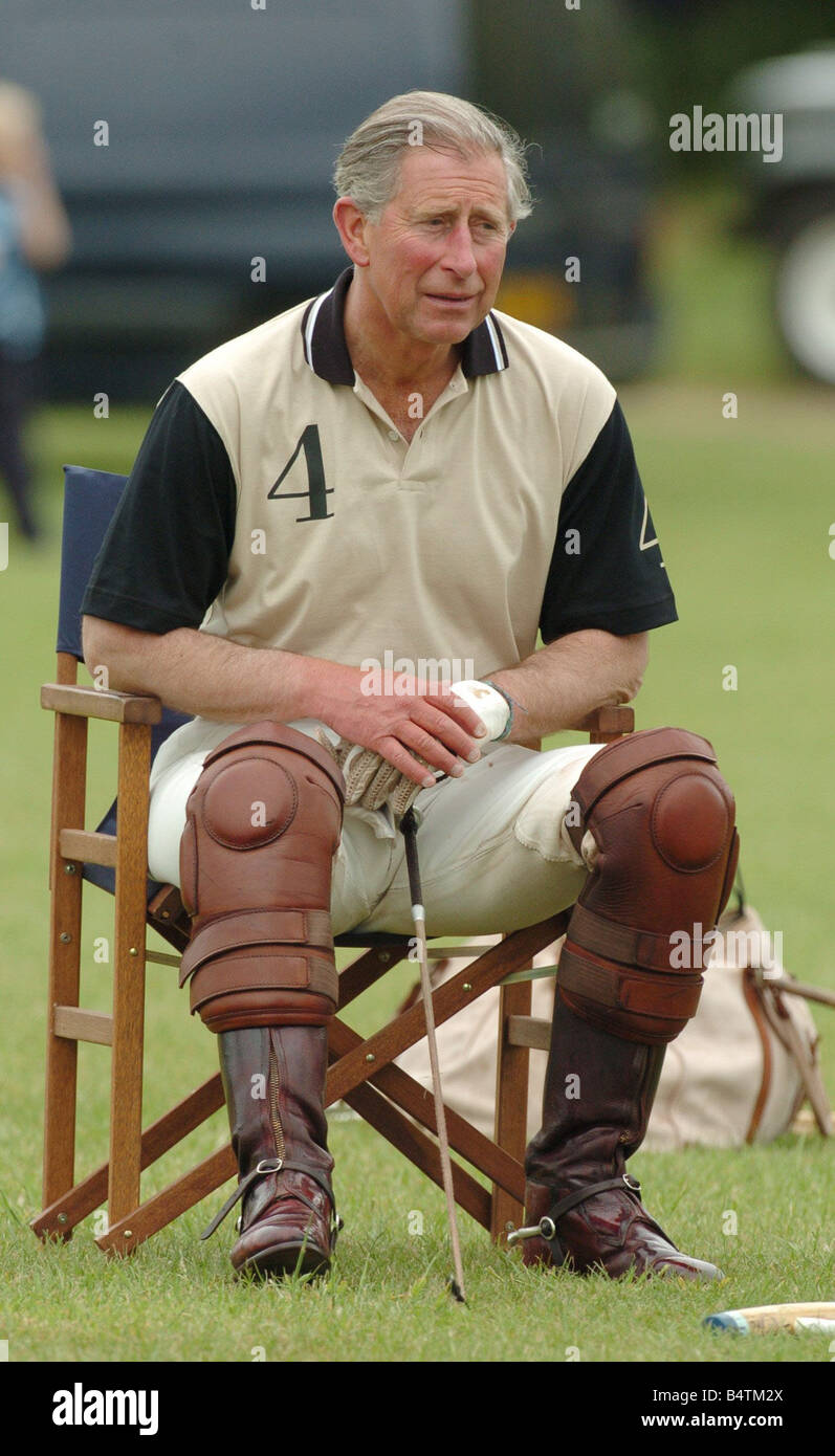 Il Principe di Galles Maggio 2005 il Principe Charles giocando per la Kuoni polo team a Hurtswood Park Polo Club nel Surrey su un cavallo e in appoggio tra chukkas 2000s mirrorpix Foto Stock
