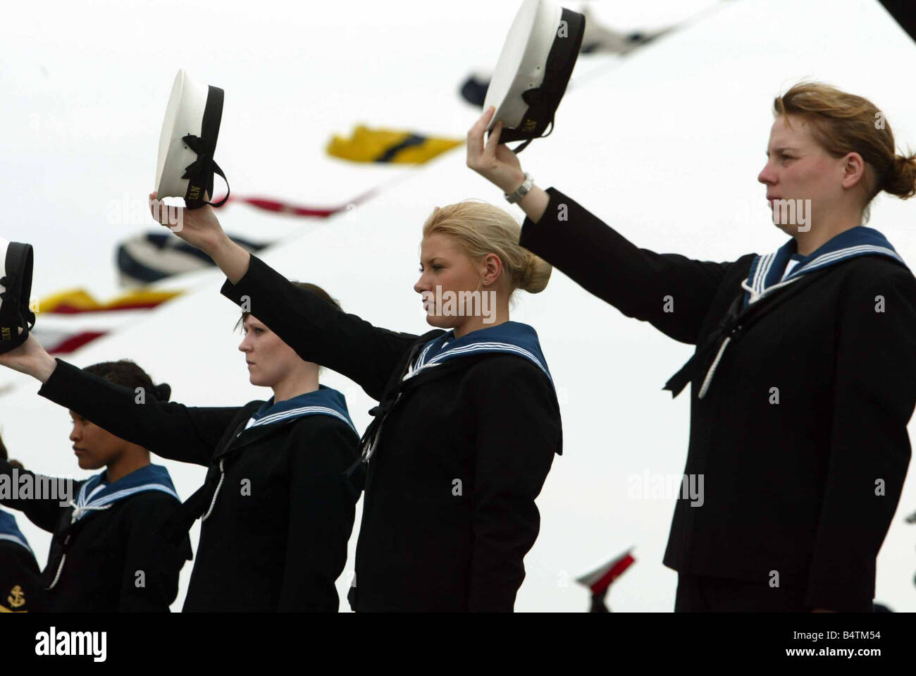 Saliors femmina sollevare i loro cappelli alla regina come lei passa il dispositivo HMS oceano nel solent a Trafalgar 200 celebrazioni Giugno 2005 Mirrorpix Foto Stock