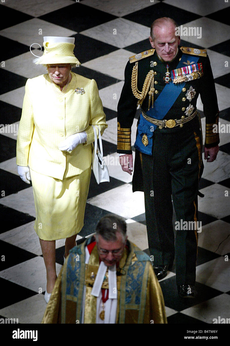 La scena come della Regina e del Duca di Edimburgo a piedi attraverso un pool di luce solare all'interno di Westminster Abbey oggi per il sessantesimo Annive Foto Stock