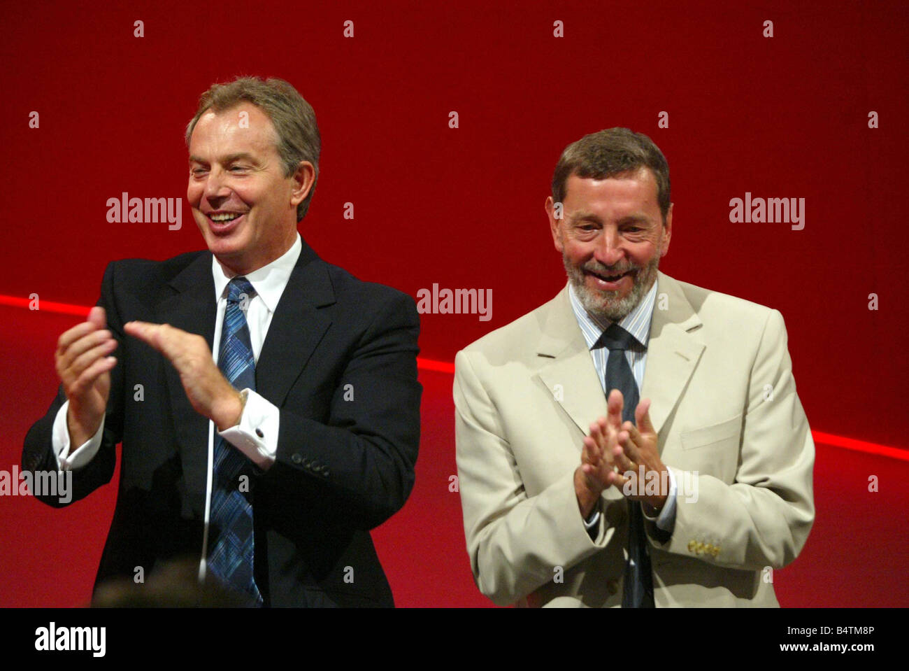 Labour Party Conference a Brighton Settembre 2005 Segretario di Stato per il lavoro e le pensioni David Blunkett con il Primo Ministro Tony Blair dopo aver dato il suo discorso Foto Stock
