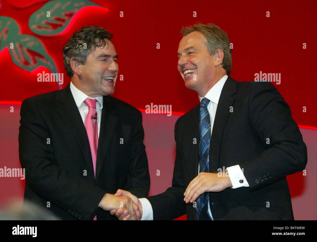 Labour Party Conference a Brighton Settembre 2005 Il Cancelliere Gordon Brown scuote le mani con il Primo Ministro Tony Blair dopo aver dato il suo discorso Foto Stock