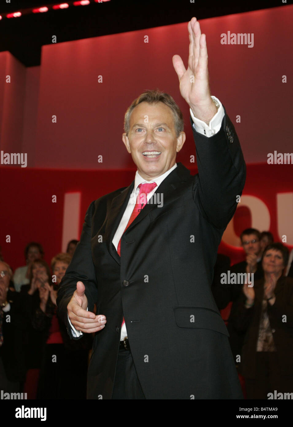 Labour Party Conference a Brighton settembre 2005 il Primo Ministro Tony Blair riceve gli applausi della conferenza dopo il suo discorso Foto Stock