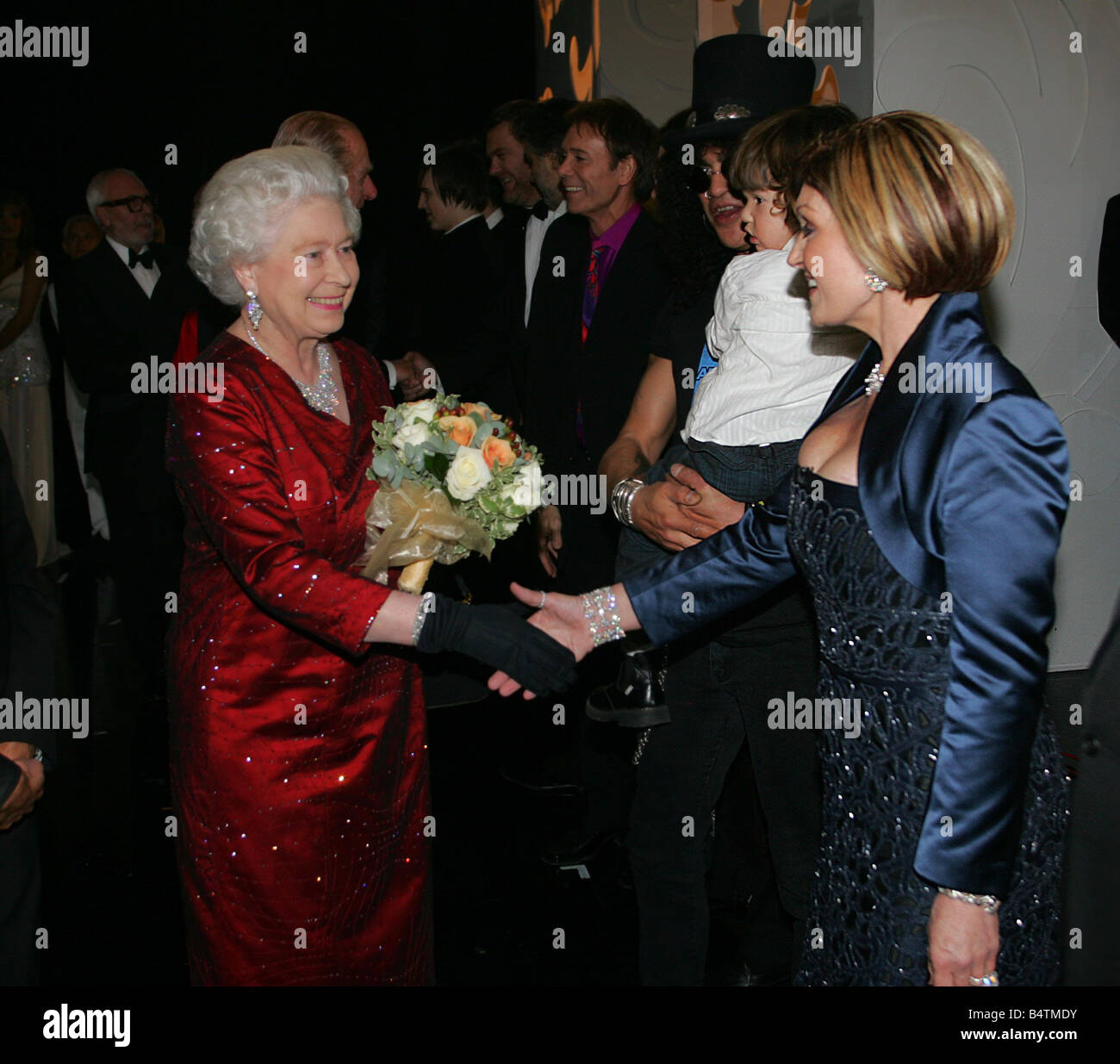 Sharon Osbourne incontra la Regina Elisabetta II back stage dopo il Royal Show di varietà 2005 a Cardiff anche nella foto sono Cliff Richard e Slash Novembre 2005 Foto Stock