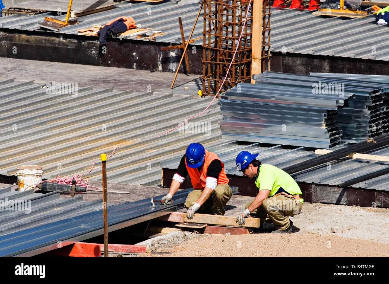 Costruzione / Costruzione dei lavoratori durante il lavoro su un sito di costruzione.Melbourne Victoria Australia. Foto Stock