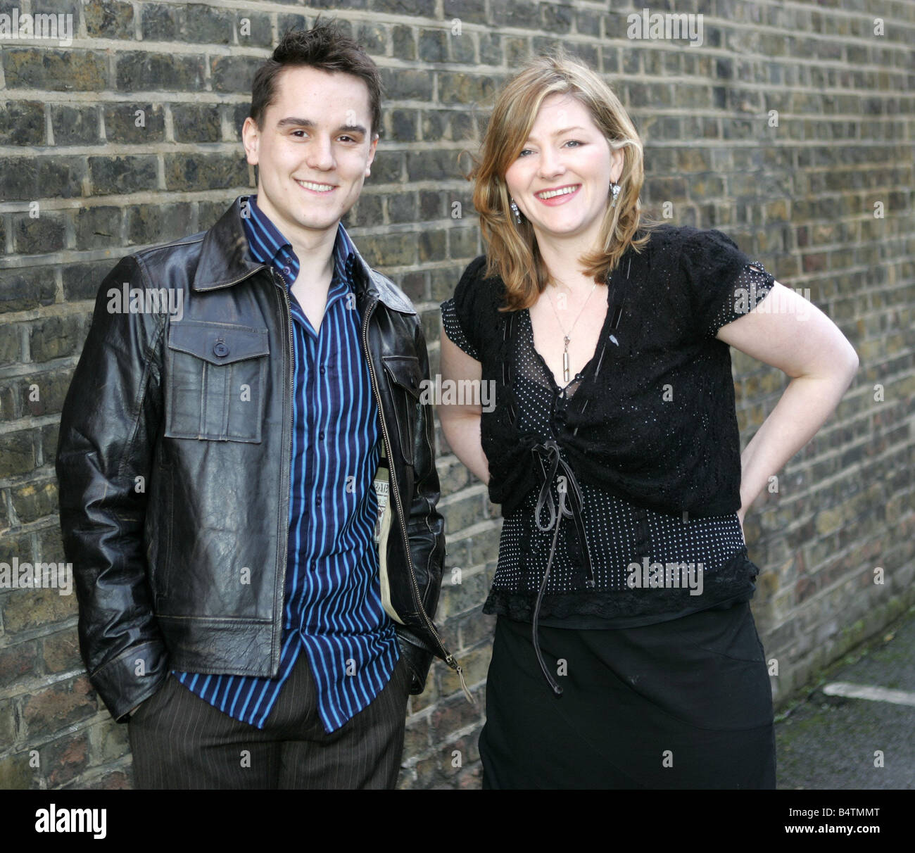 I calciatori mogli attore TV Craig Galivan Febbraio 2006 2000s pone reporter specchio Sharon Van Geuns Staff Writer giornalista Foto Stock I calciatori mogli attore TV Craig Galivan Febbraio 2006 2000s pone reporter specchio Sharon Van Geuns Staff Writer giornalista Foto Stock