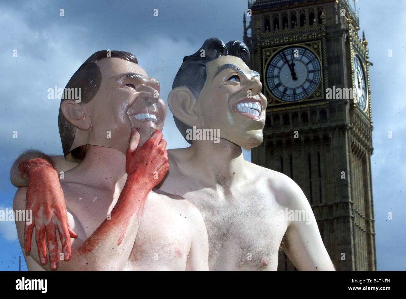 La guerra in Iraq settembre 2002 contro la guerra la dimostrazione al di fuori della sede del Parlamento manifestanti manifestanti che indossa la maschera per il viso maschere Tony Blair George W Bush big ben le mani di sangue Mirrorpix Foto Stock