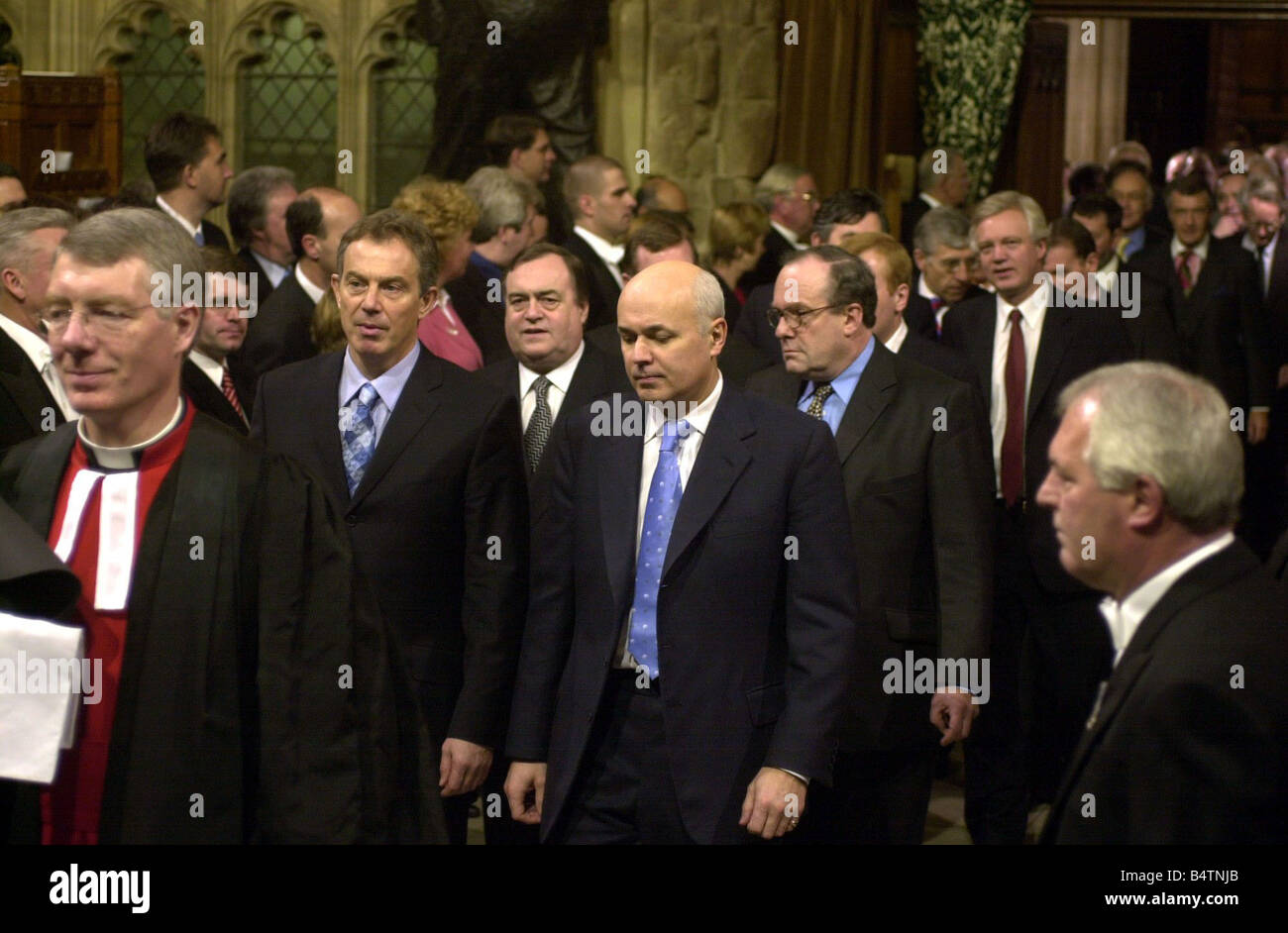 Il primo ministro Tony Blair ha lasciato il novembre 2002 e il leader dell opposizione Iain Duncan Smith lascia la lobby di membri della Camera dei comuni per la House of Lords mercoledì novembre 2002 per sentire la Regina Elisabetta II s Discorso durante lo stato apertura del Parlamento europeo a Londra Mirrorpix Foto Stock
