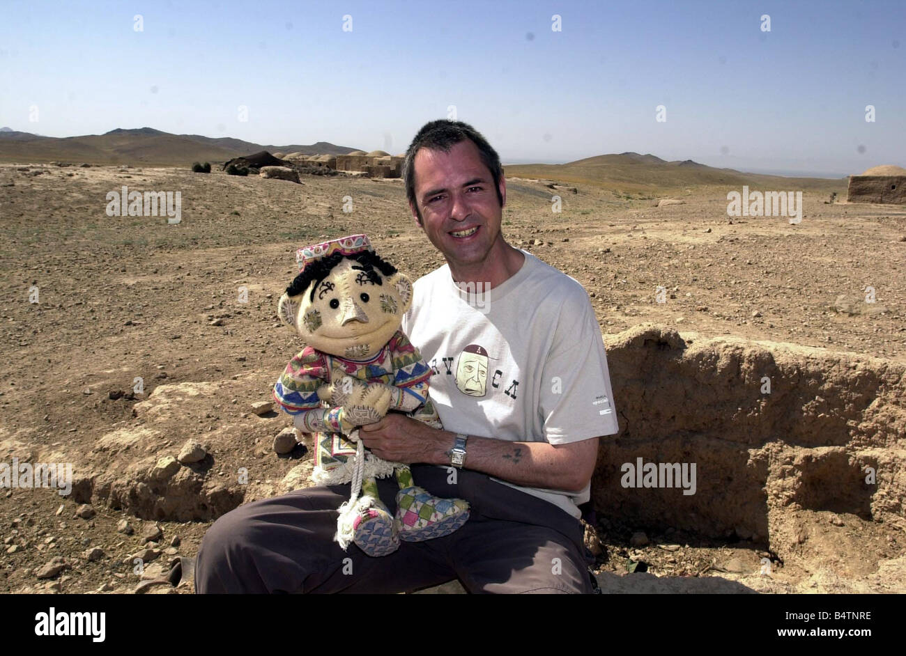 Attore Neil Morrissey raffigurato in Afghanistan con l'assenza di stringhe di insegnamento della carità la sensibilizzazione al problema delle mine per bambini con marionette Giugno Foto Stock