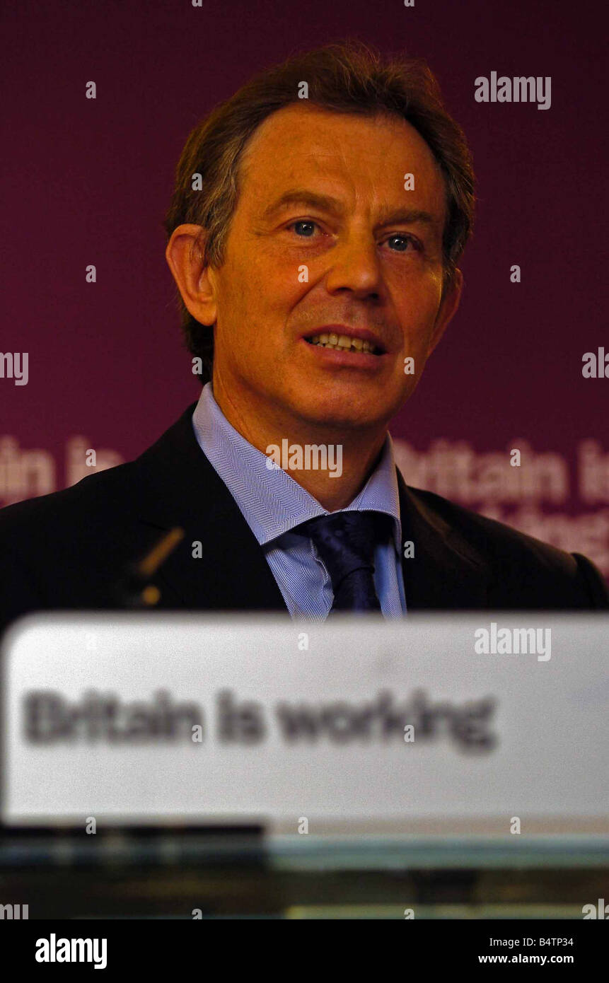 Il primo ministro Tony Blair a Leeds per promuovere le elezioni locali di PM di campagna dietro la campagna campagne di segno slogan slogan la Gran Bretagna sta lavorando falso sorriso cercando di sorriso verticale anteriore gesto incerto Maggio 2004 Foto Stock
