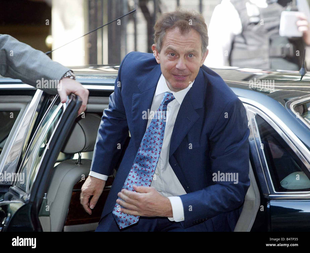 Tony Blair arrivando a Downing Street dopo essere stato aggredito con una farina bomba durante PMQ s alla House of Commons il primo ministro auto Foto Stock