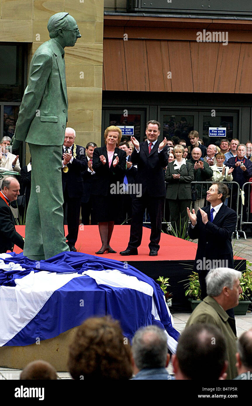 Donald Dewar sulpture scoprimento Maggio 2002 fuori la Royal Concert Hall di Glasgow Helen Liddell Jack McConnell e Tony Blair battimani applaudire Foto Stock