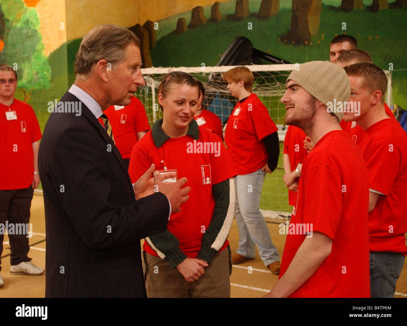 Il principe Charles Sighthill Glasgow 11 giugno 2003 il Principe Carlo incontra alcuni locali da SIGHTHILL e visiti la SIGHTHILL YOUTH CLUB Foto Stock