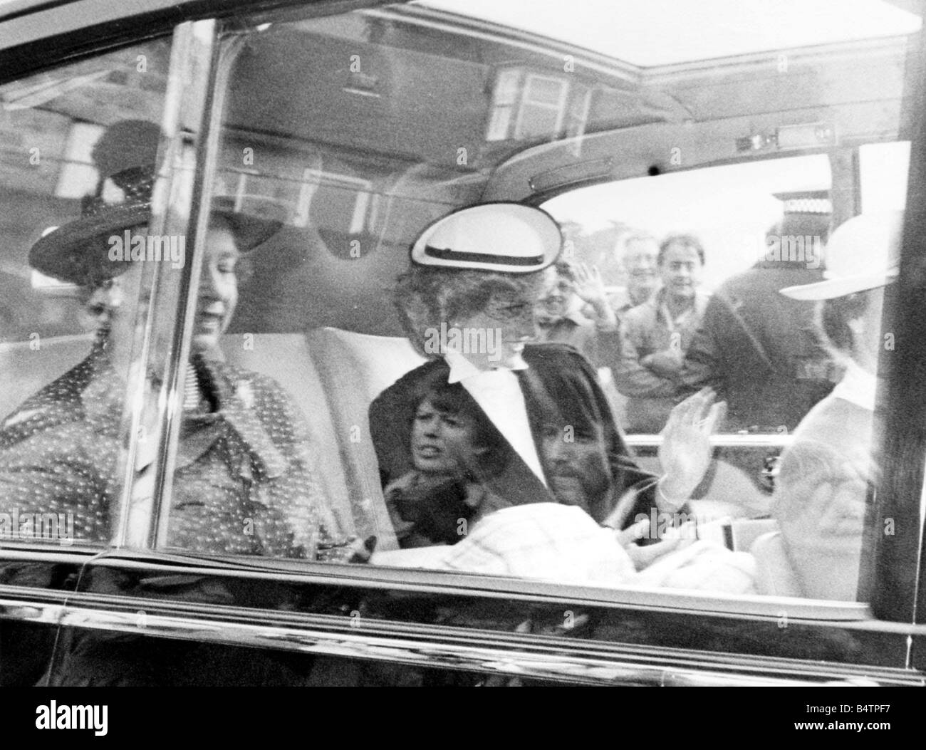 Queen Elizabeth II con il Principe Diana Scozia posteriore della vettura Foto Stock