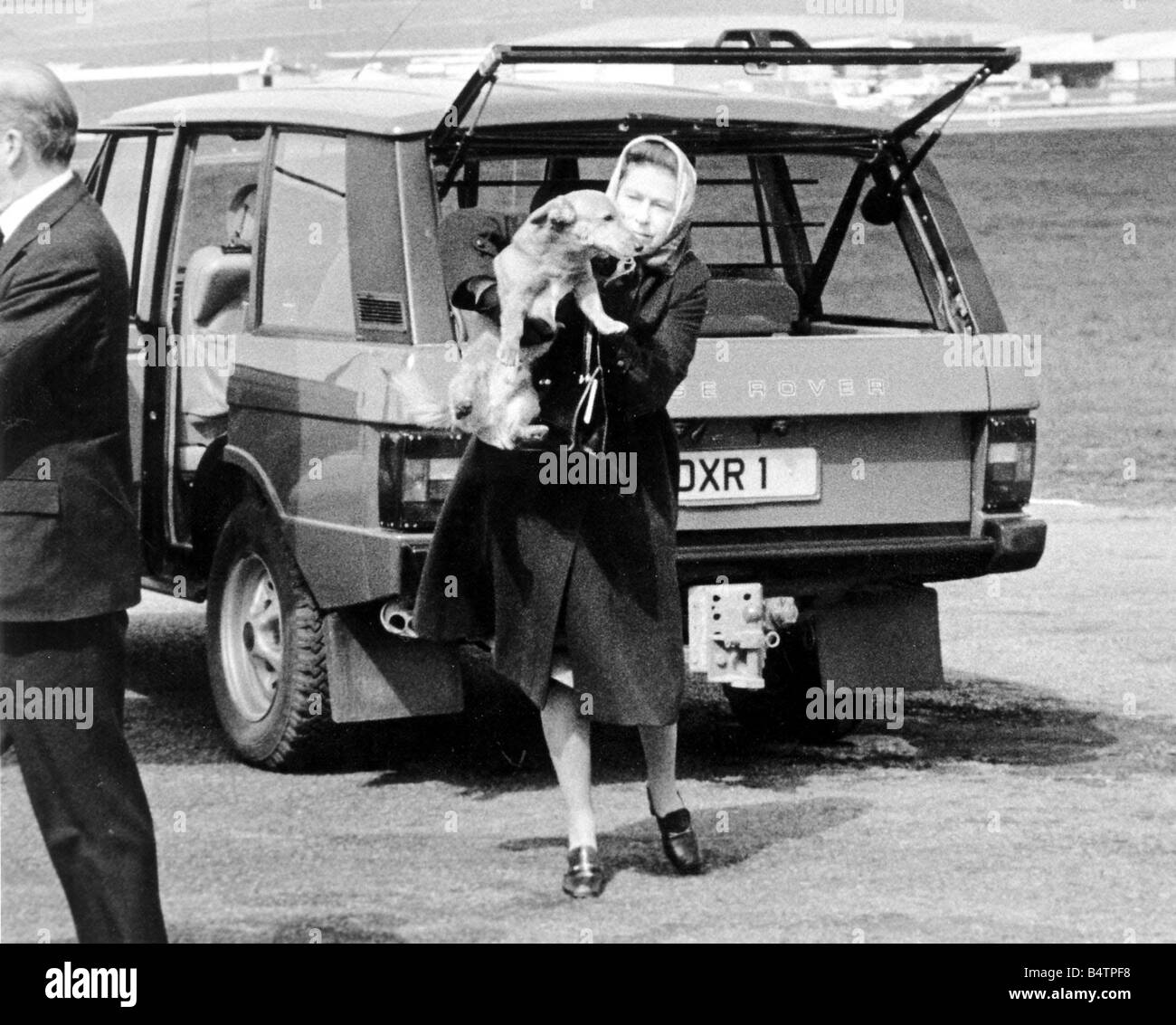Queen Elizabeth II con il cane corgi range rover Foto Stock