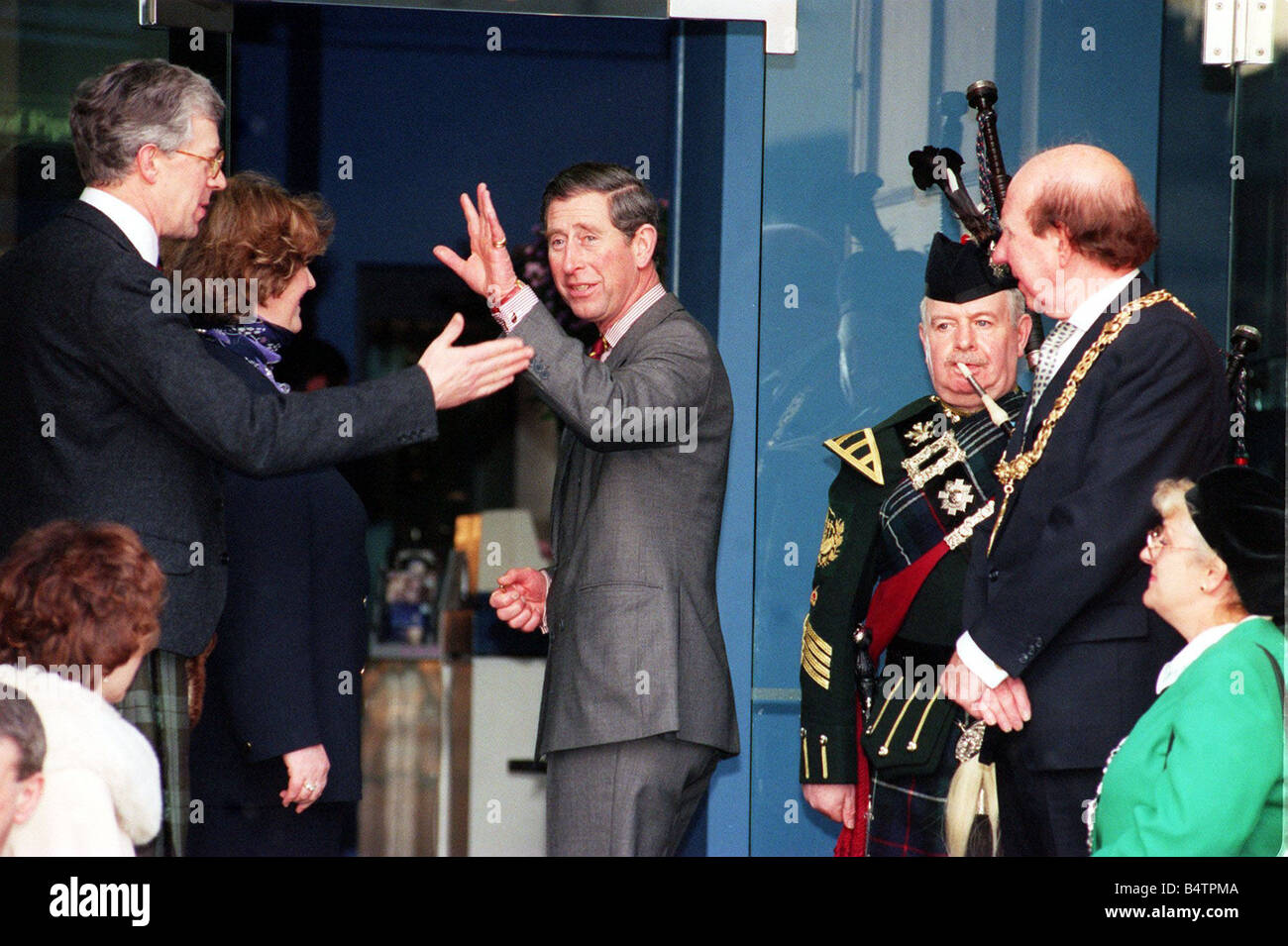 Il principe Carlo Principe di Galles Gennaio 1998 arriva presso il Piping Centre Glasgow sventolano al pubblico di Lord Provost Pat Lally guarda su Foto Stock