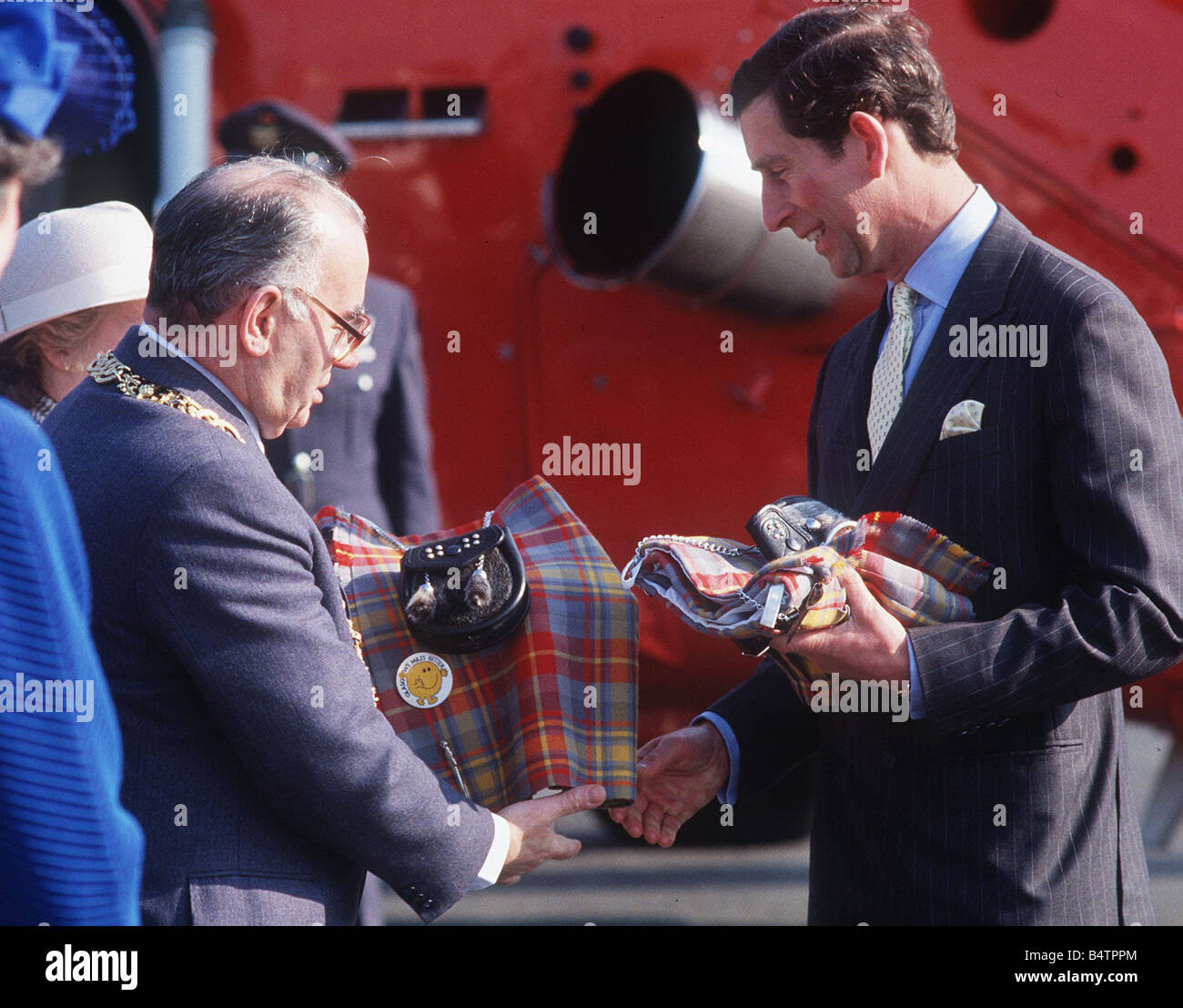 Il principe Charles ricevendo un kilt da Lord Provost Robert grigio presso la Glasgow Garden Festival 1988 Foto Stock