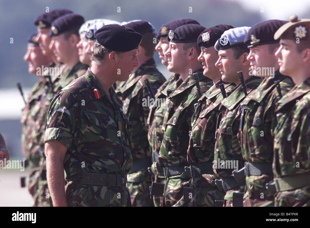 Il principe Carlo Principe di Galles Settembre 1999 inspewcts le truppe di te sedicesima brigata aerea d'assalto Foto Stock