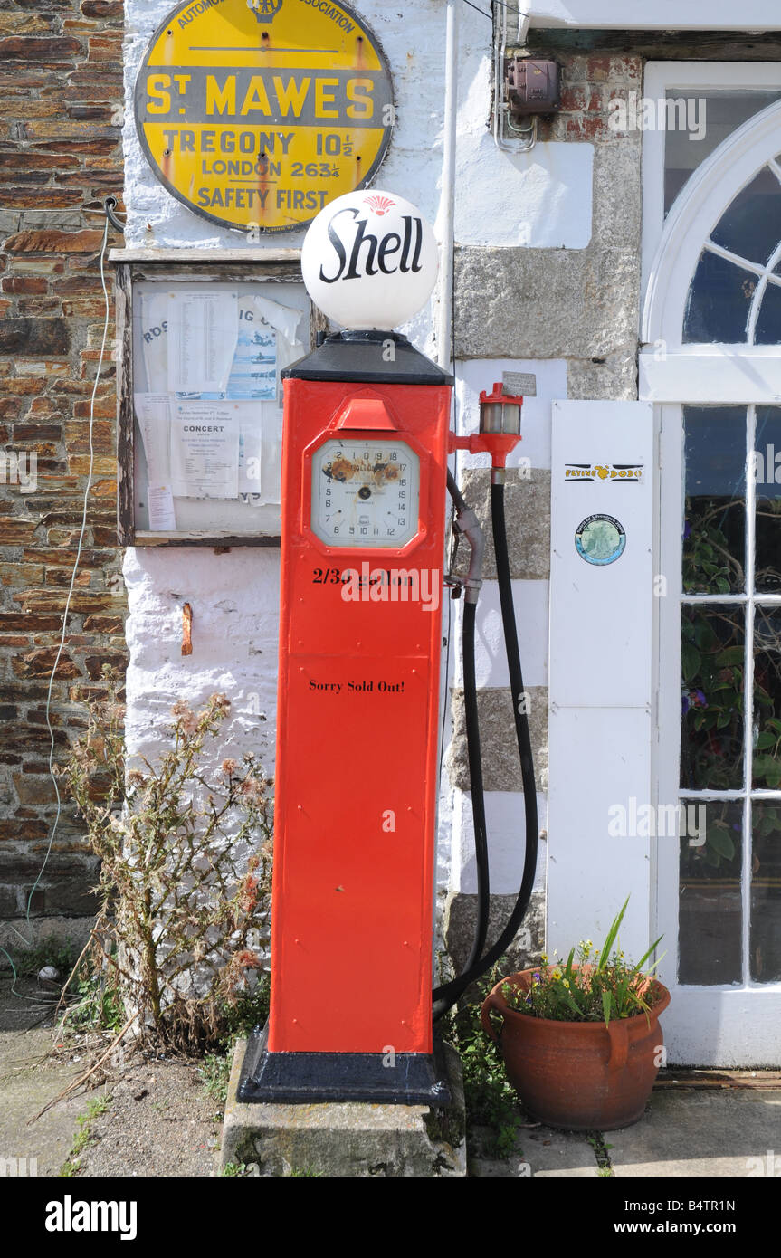 Il vecchio guscio pompe di benzina in Cornwall, Regno Unito Foto Stock