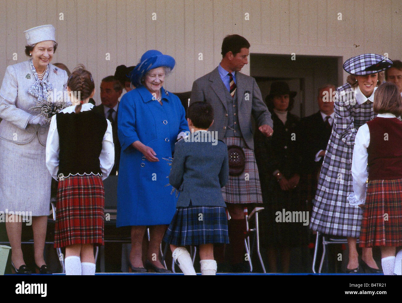 La regina Elisabetta 11 settembre 1989 presentando i premi a Braemar Highland games con la regina madre il principe Carlo e la principessa Foto Stock