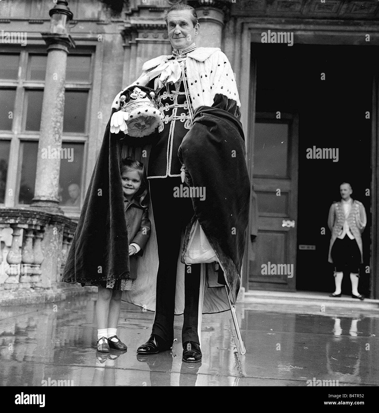 La Marchesa di bagno vestito in pieno vesti cerimoniali utilizza il suo capo per schermare i suoi quattro anni di figlia Lady Silvy Thynne da Foto Stock