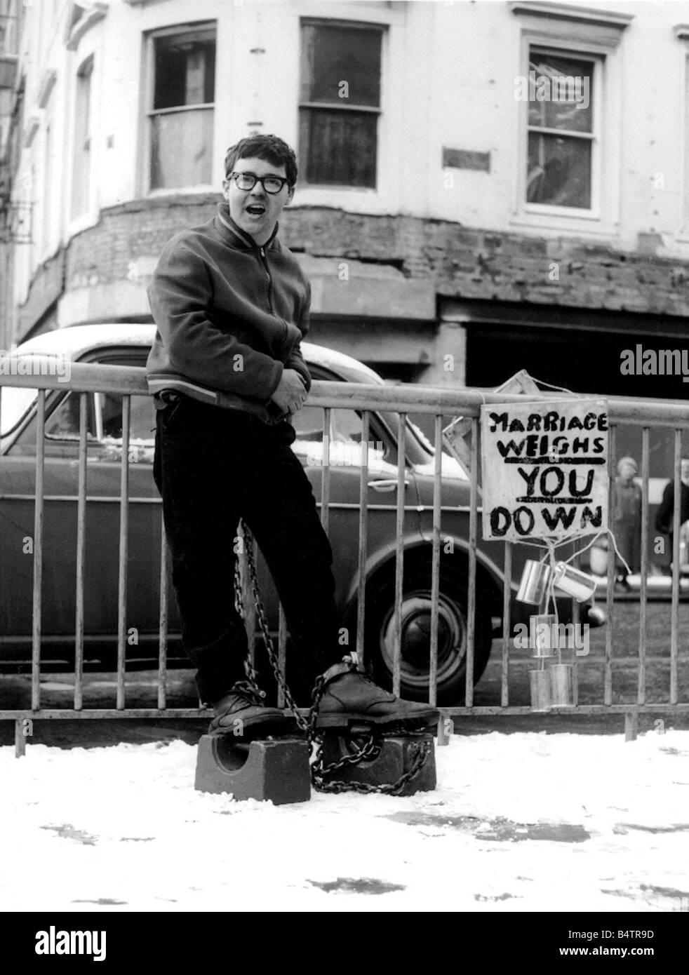 Umorismo Douglas Davidson febbraio 1969 Cosa s un bel giovane sposo per essere come Douglas Davidson fare in una situazione come questa sposarsi mette veramente il shakles su un uomo Foto Stock