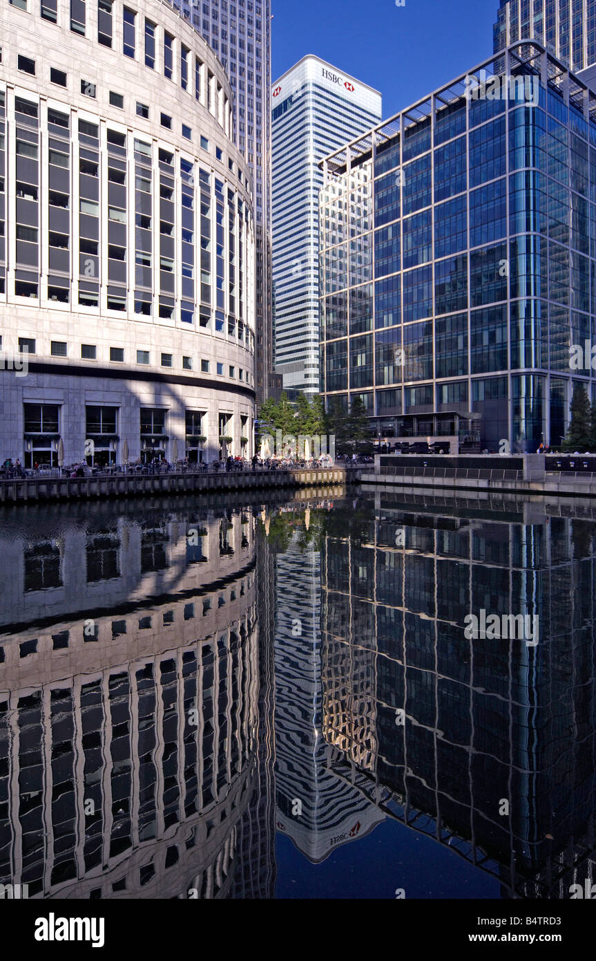 HSBC e altro edificio riflette in Canary Wharf Foto Stock