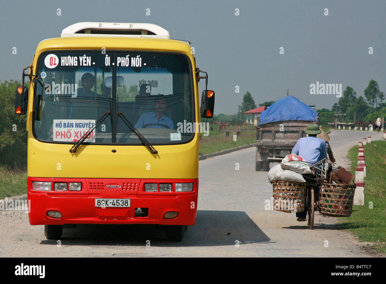 Traffico rurale Red River delta nel Vietnam del nord Foto Stock