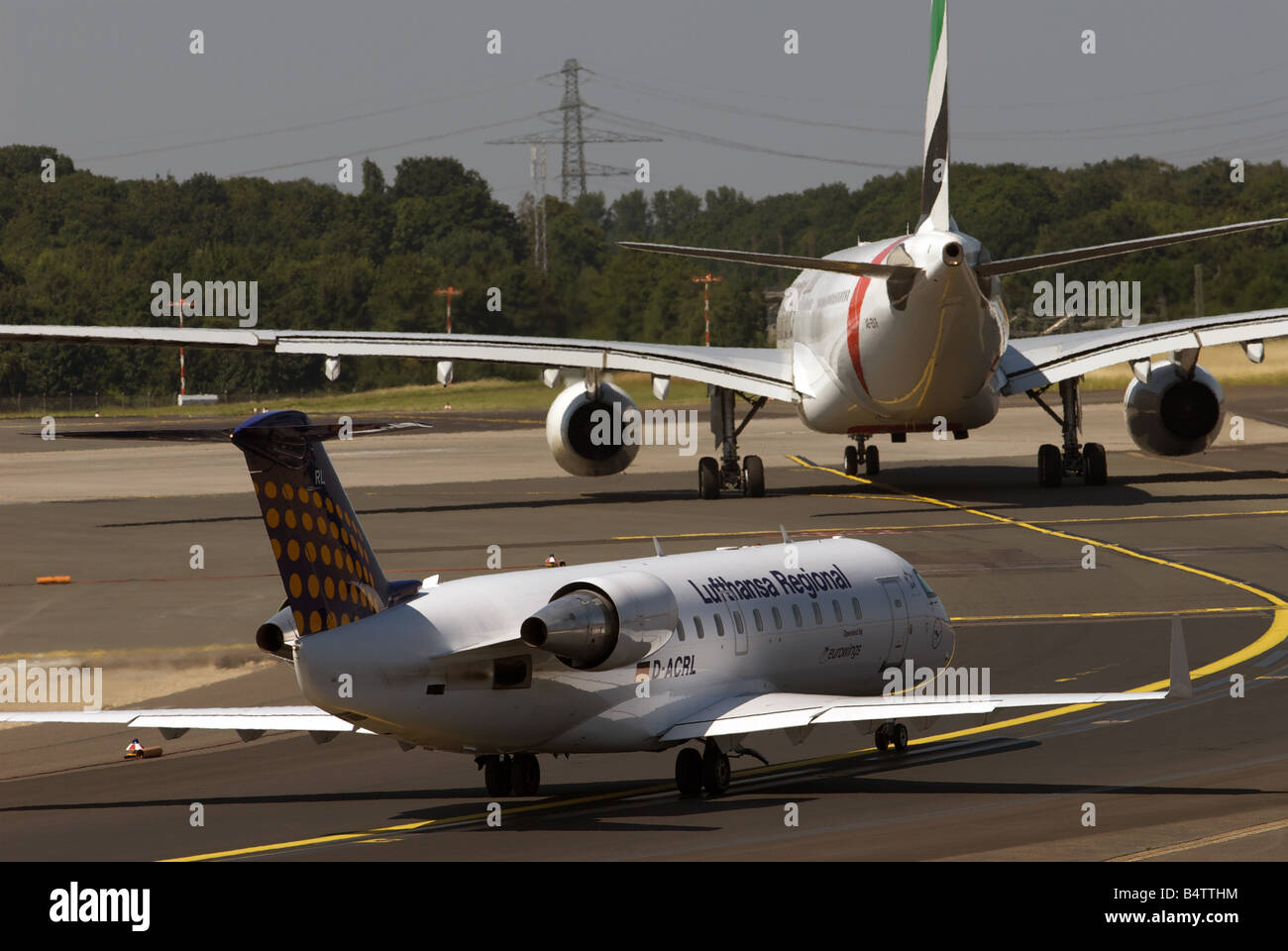 Gli aerei commerciali da trasporto passeggeri, l'Aeroporto Internazionale di Düsseldorf, Renania settentrionale-Vestfalia (Germania). Foto Stock