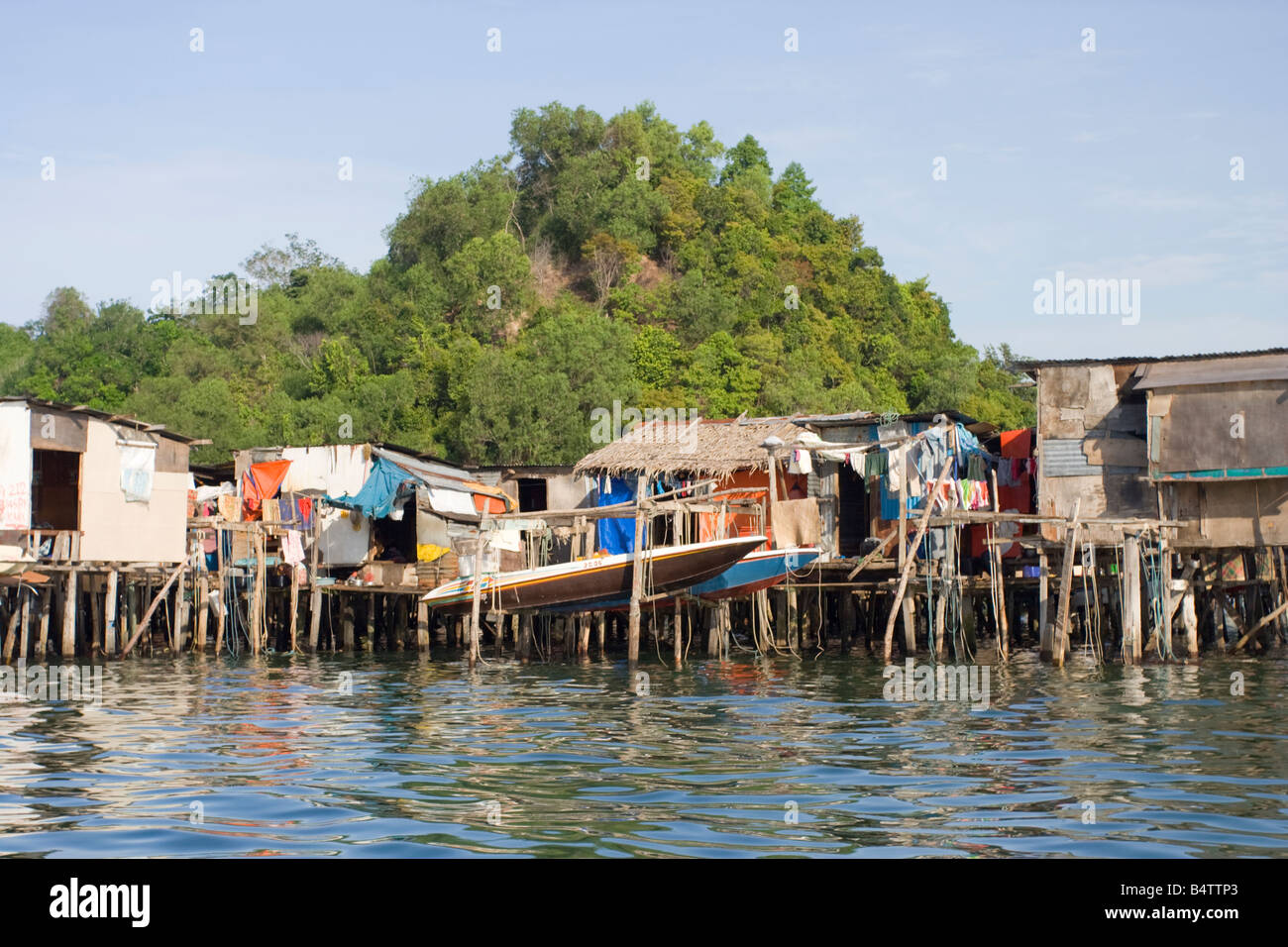 Villaggio dei profughi su palafitte sopra l'acqua intorno a Pulau Gaya nel Parco Nazionale Tunku Abdul Rahman nr Kota Kinabalu, Sabah Malaysia Foto Stock