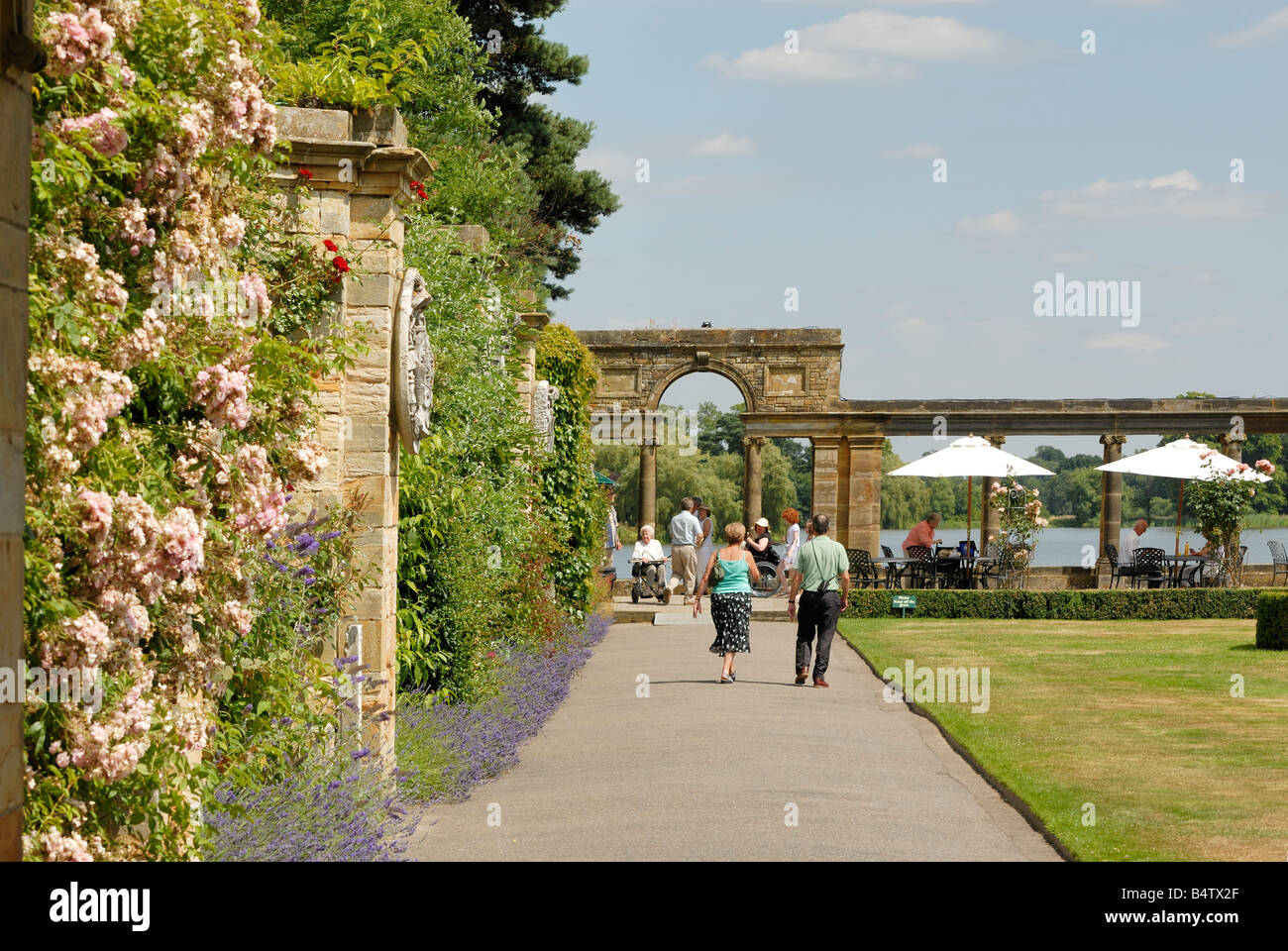 Il castello di Hever Castle Gardens e il lago, Kent Foto Stock