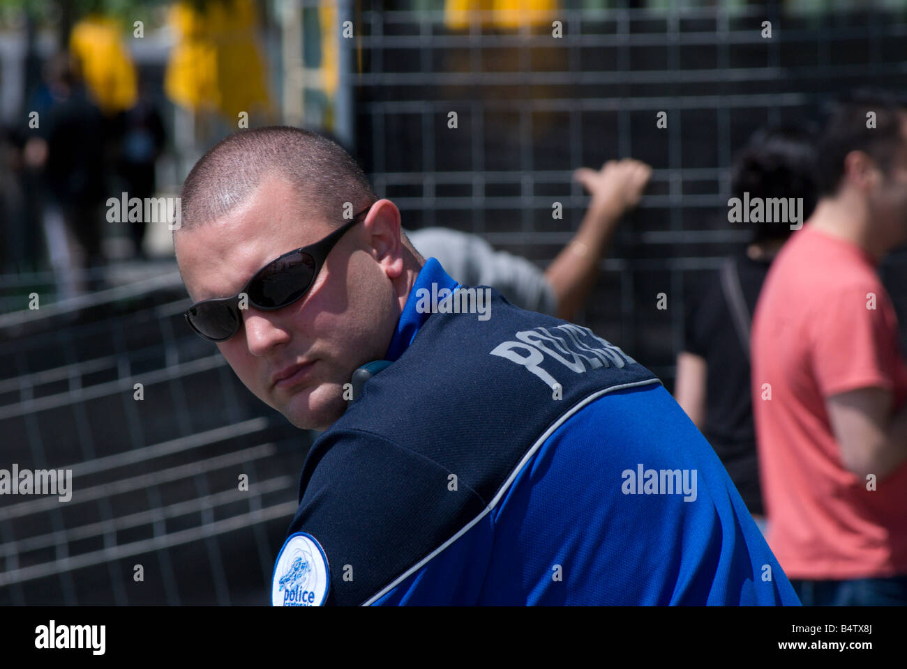 Poliziotto indossando occhiali da sole Neuchatel svizzera Foto Stock