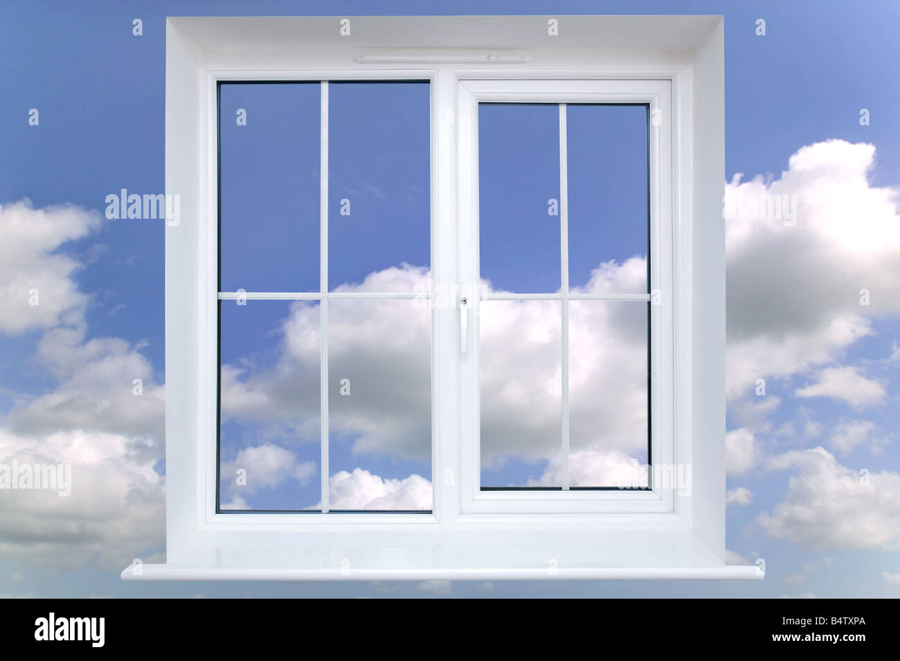 Finestra bianca telaio contro un blu cielo nuvoloso Foto Stock