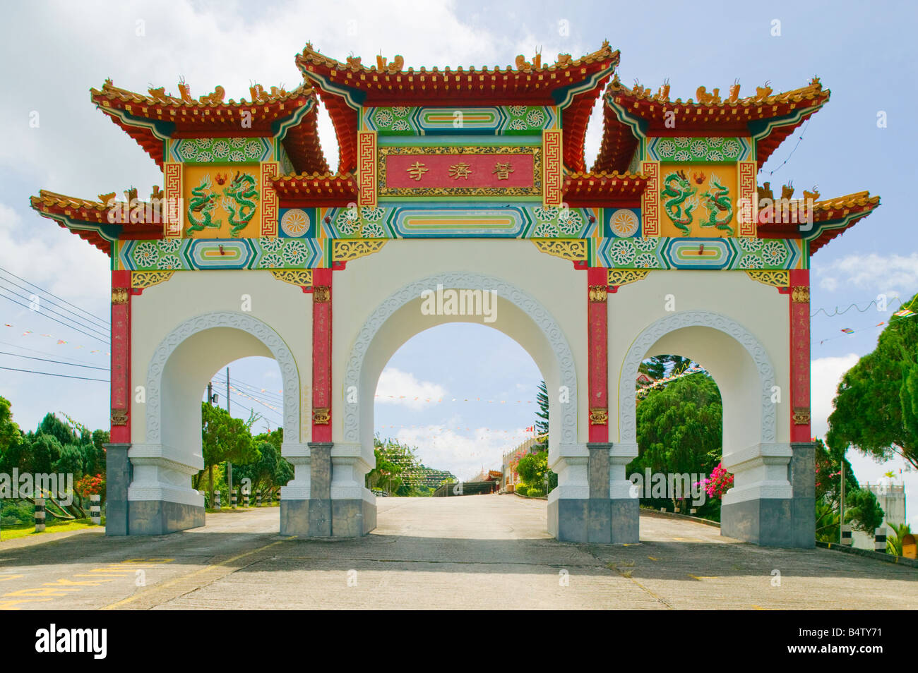 Un Cerimoniale tradizionale gateway cinese all'ingresso Puu Jih Shih Temple Sandakan Sabah Malaysia Foto Stock