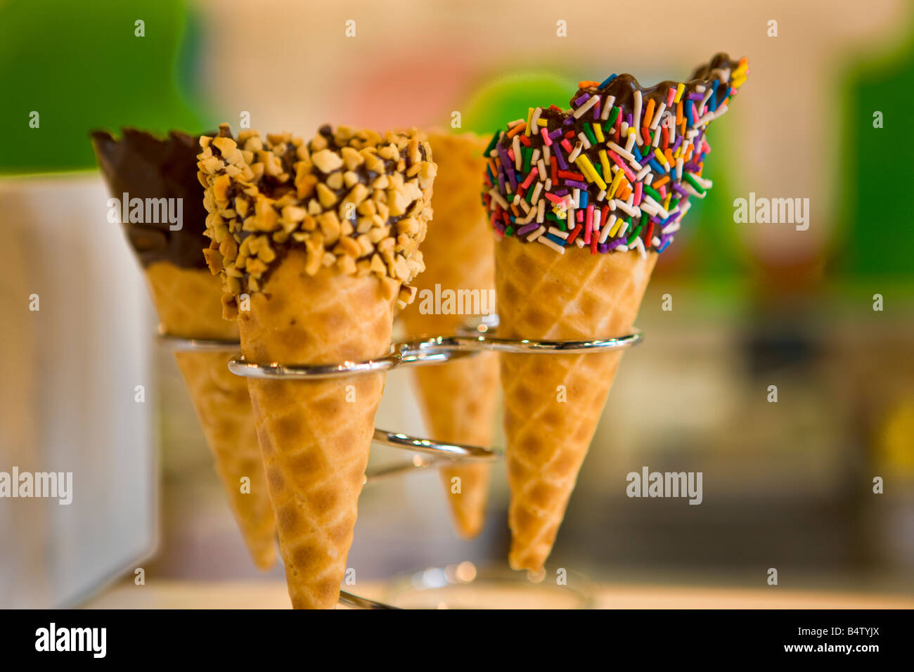 Il cioccolato immerso waffle coni gelato alla vacca di nella città di Niagara sul Lago Ontario, Canada. Foto Stock