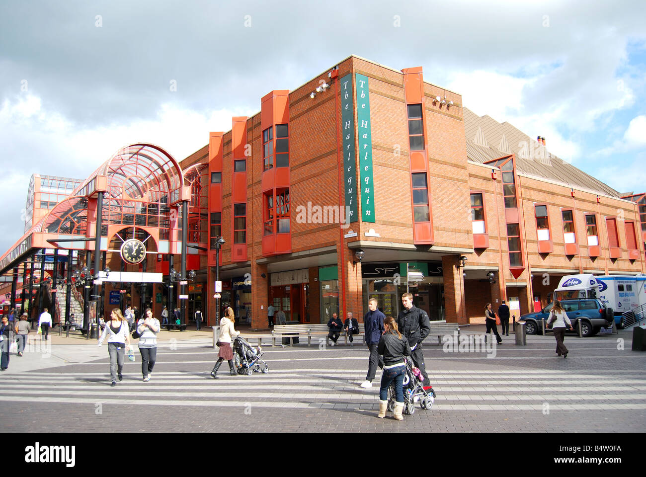 Arlecchino Teatro e Cinema, High Street, Redhill Surrey, Inghilterra, Regno Unito Foto Stock