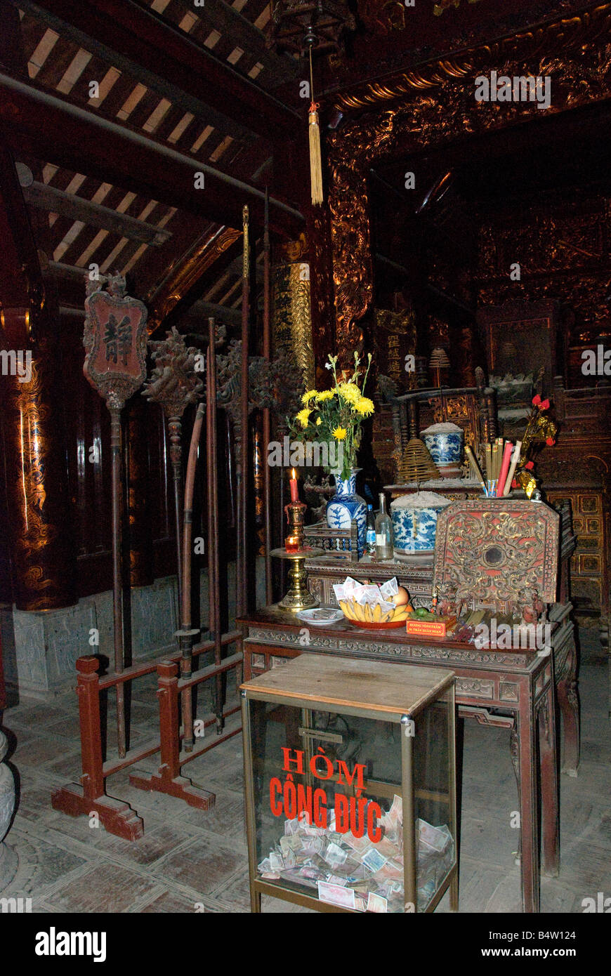 Armi e simboli di potere in Le Dai Hanh temple, un inizio Le monarch (980 - 1009), in Hoa Lu, antica capitale del Vietnam Foto Stock