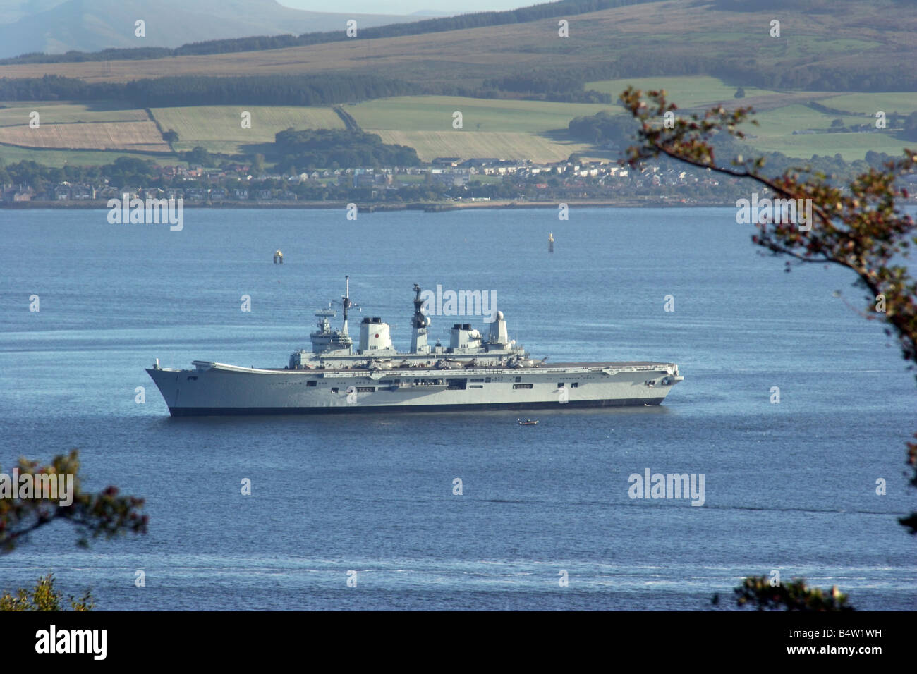 HMS Ark Royal al di ancoraggio nel Firth of Clyde off Greenock Foto Stock