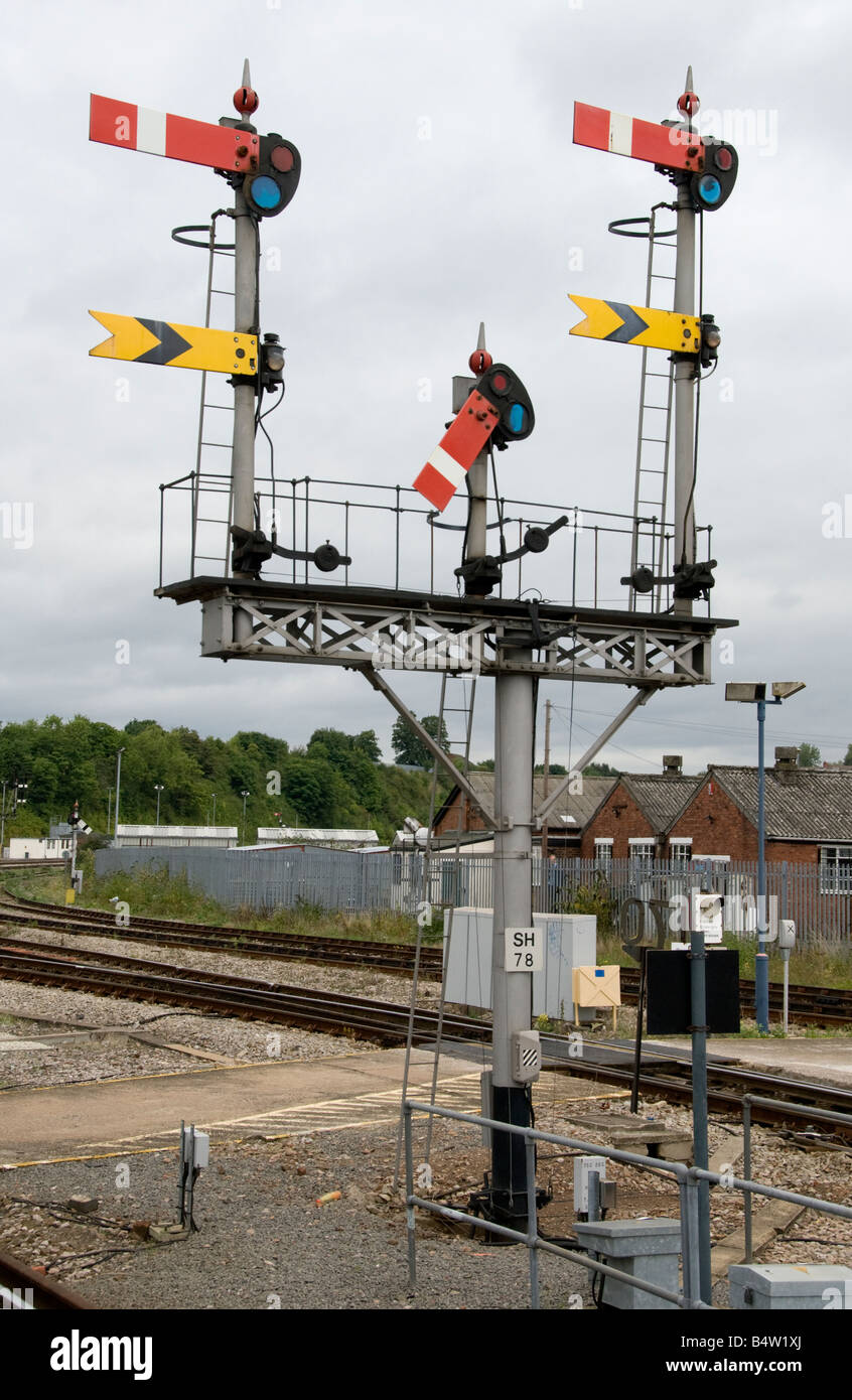 Quadrante inferiore di arresto e distante semaforo segnali a Worcester Shrub Hill stazione ferroviaria, Worcester, Inghilterra Foto Stock