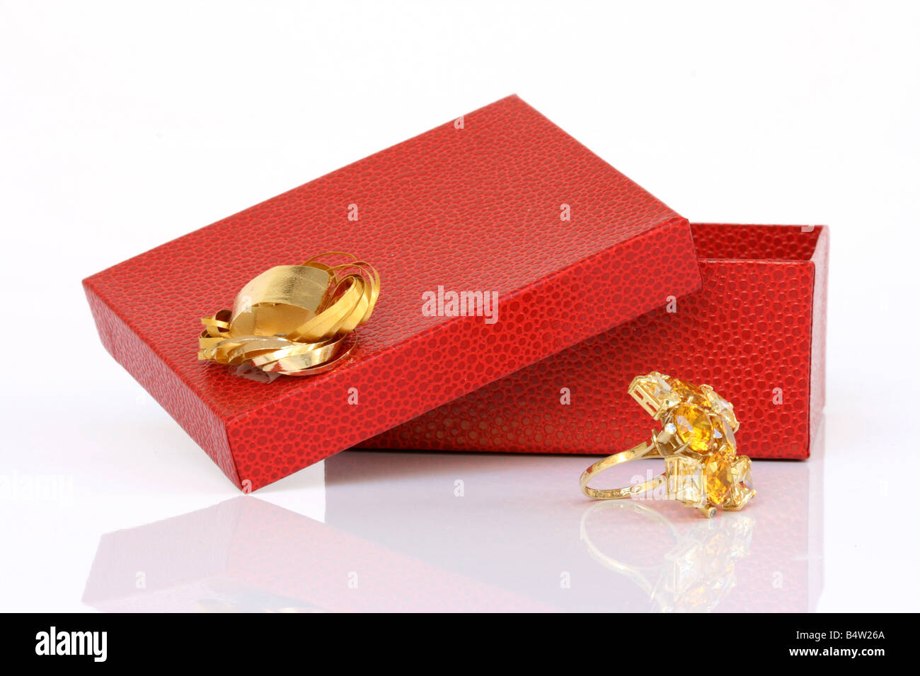 Aprire confezione regalo rossa e anello in oro con la celebrazione di riflessione dei concetti Foto Stock
