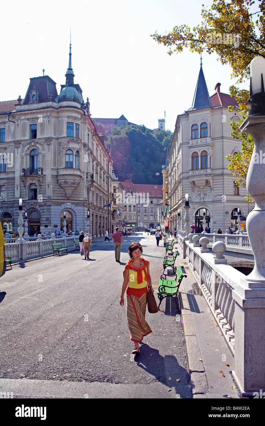 Pedoni sul ponte Tromostovje nella capitale slovena di Lubiana in Slovenia Europa Foto Stock