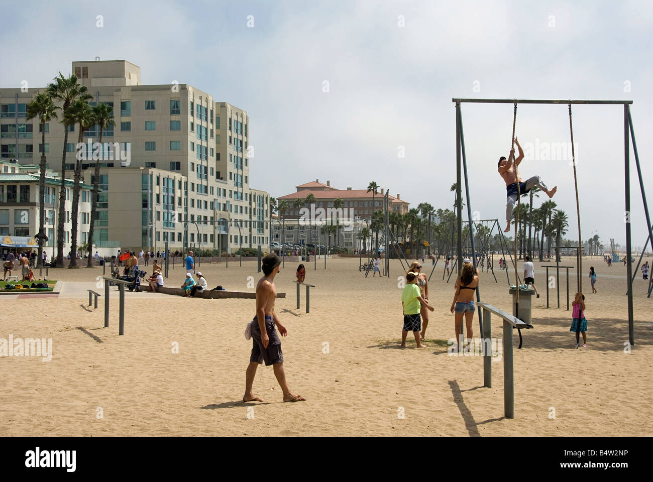 La spiaggia di Santa Monica CA folla di persone rilassante, nuotare, prendere il sole e divertirsi giocando i giochi, rendendo sandcastles, passeggiate, onde Foto Stock