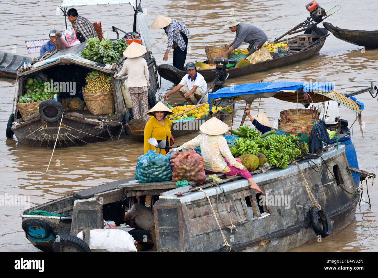 Rivenditori di frutta al mercato galleggiante Foto Stock