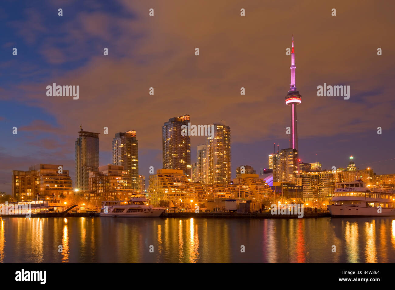 Toronto skyline della città visto di notte da poco la Norvegia parco presso il lago Ontario waterfront, Toronto, Ontario, Canada. Foto Stock