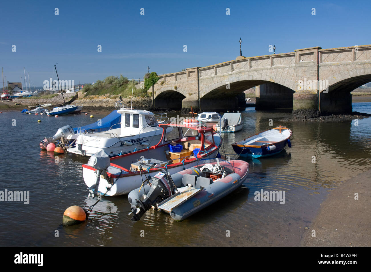 Barche ormeggiate in porto Axmouth accanto a Ponte Axmouth, East Devon Foto Stock