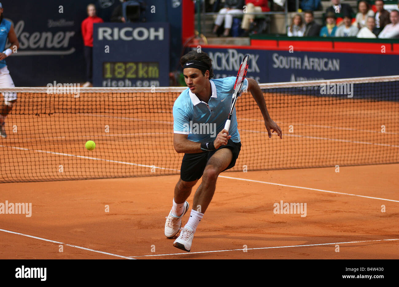 Roger Federer (SUI) in azione contro Rafael Nadal (ESP) ATP Masters Series il torneo di tennis di Amburgo Germania 20008. Foto Stock