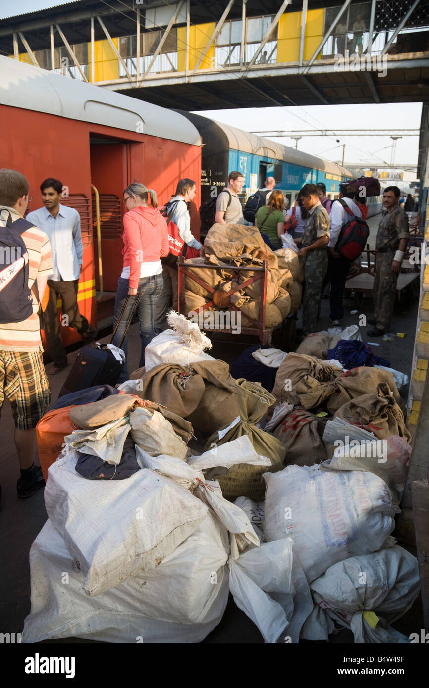 La popolazione locale e i turisti di salire sul treno della posta, New Delhi, Stazione Ferrovie indiano, India Asia Foto Stock