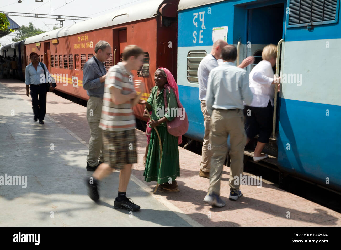 Gli anziani poveri mendicante donna elemosinare dai turisti, Bharatpur stazione, Rajasthan, India Foto Stock
