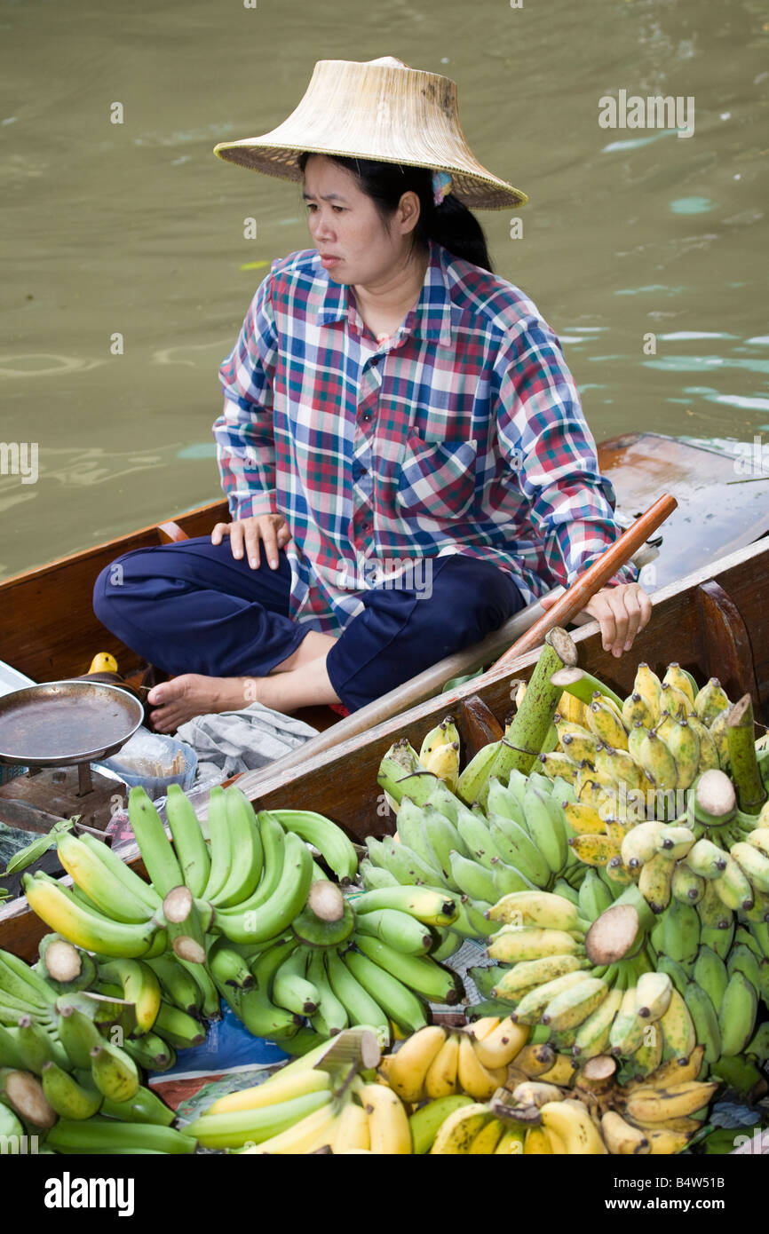 Il mercato galleggiante di Damnoen saduak, un passato di vita a Ratchaburi. Un mercato galleggiante popolare con venditori in barche di legno sui corsi d'acqua in Thailandia. Foto Stock