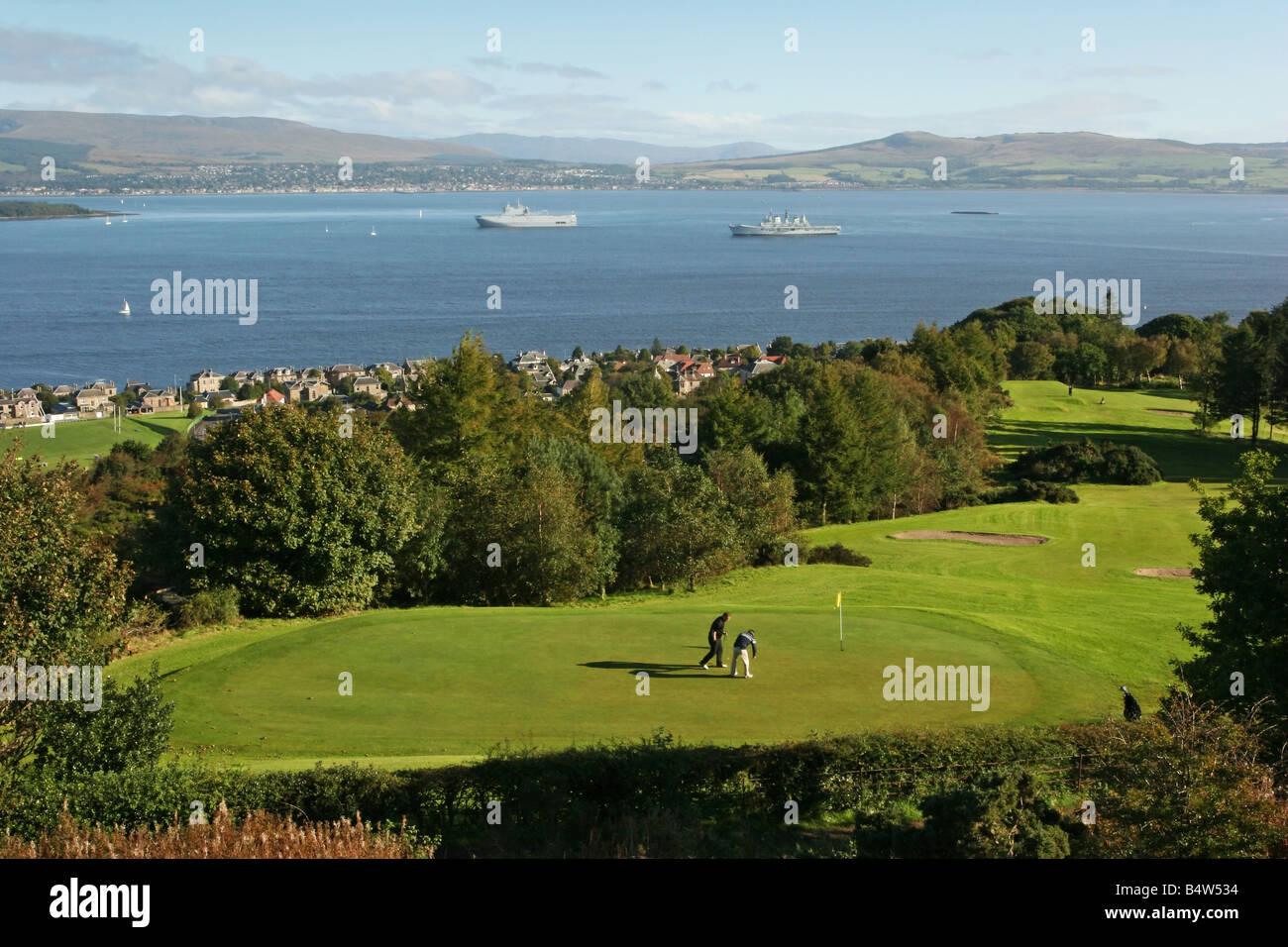 HMS Ark Royal e il Tonnerre al di ancoraggio nel Firth of Clyde off Greenock Foto Stock