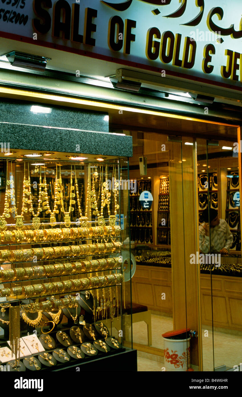 Oman, Muscat Muttrah. Un display di gioielli in oro in tradizionali Omani design in un shopfront nel souk Muttrah Foto Stock